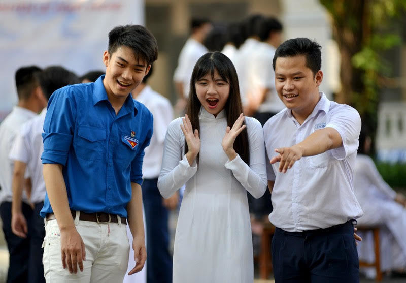 Bắt buộc học sinh mặc áo dài tới trường