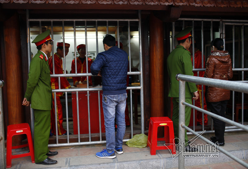 Ấn đền Trần 'ế' chỉ sau 2 giờ