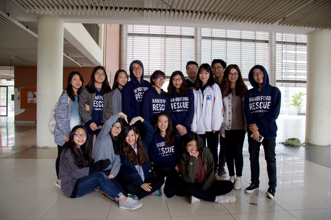 Bạn trẻ Hà thành quyên góp đồ ăn, bánh kẹo sau Tết làm từ thiện