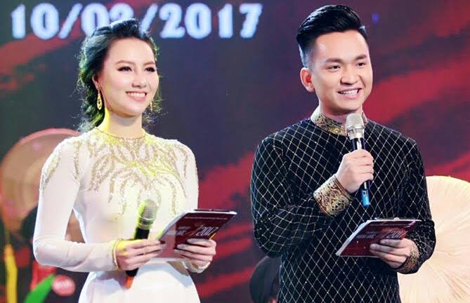 MC Hạnh Phúc mặc áo dài kết đôi cùng MC Minh Hà