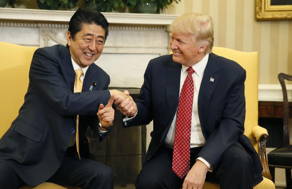 Lý do Trump không đeo tai nghe khi Thủ tướng Nhật phát biểu