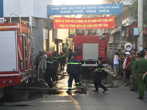 5 người mắc kẹt trong vụ cháy nhà 3 tầng ở Sài Gòn