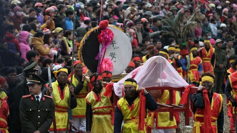 Phết nhọ mặt rước sinh thực khí cầu mùa