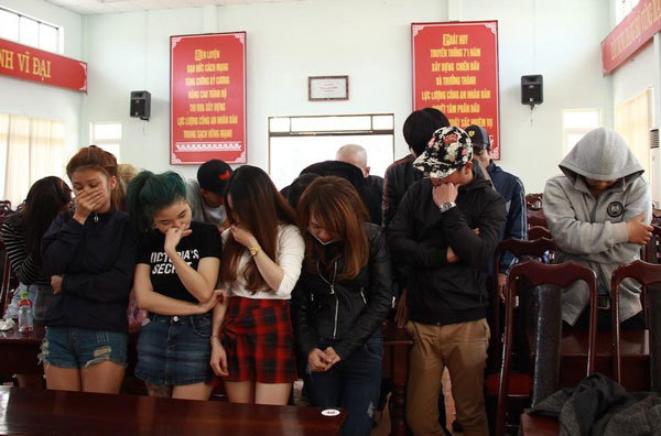 Bắt quả tang 37 đối tượng chơi ma túy trong quán karaoke