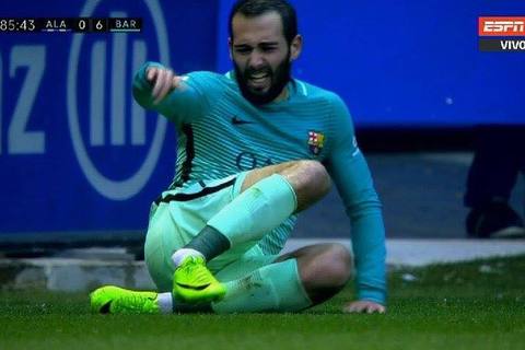 Sao Barca bị gãy gập cổ chân trong chiến thắng 6-0