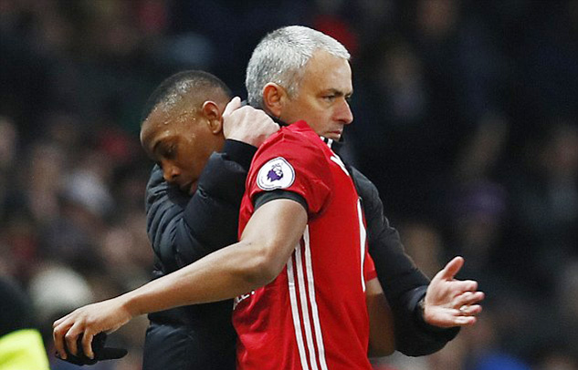 Mourinho cạnh khóe Chelsea, lý giải chuyện Martial đá chính