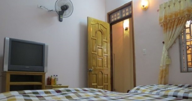 Ép vợ vào nhà nghỉ với người tình rồi đánh ghen, cướp tài sản