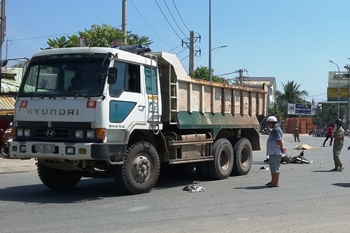 Xe ben đâm chết người, tông nát xe máy tại vòng xoay tử thần