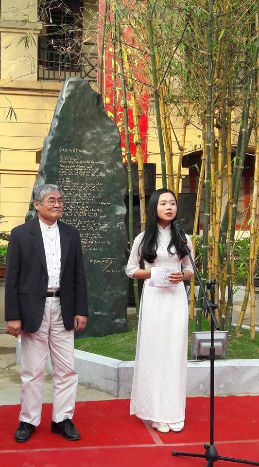 Công sở Thanh Hóa tạc thơ Nguyễn Duy lên bia đá