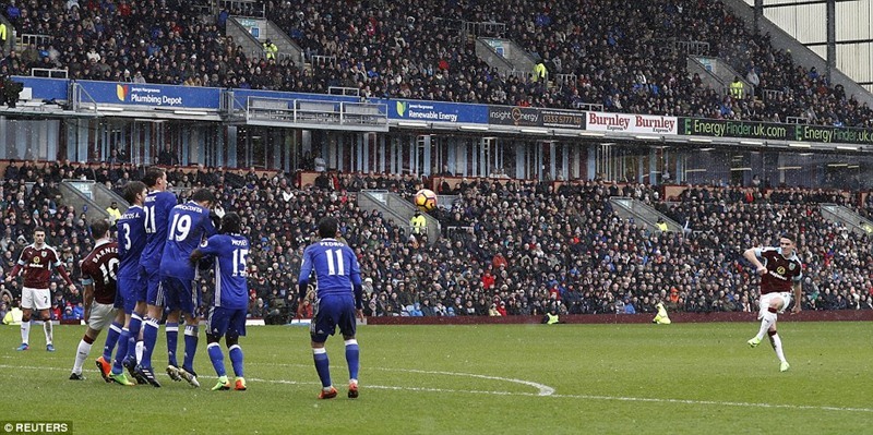 Chelsea tuột chiến thắng bởi tuyệt phẩm sút phạt