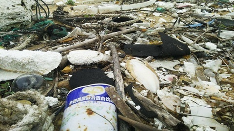 Dầu vón cục xuất hiện bất thường trên bờ biển Quảng Nam