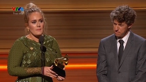 Grammy 2017: Adele rơi nước mắt vì gặp sự cố trên sân khấu
