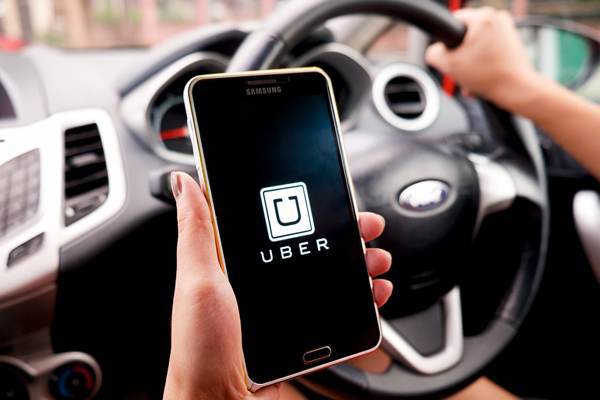 Hà Nội đề xuất gắn phù hiệu cho Uber, Grab