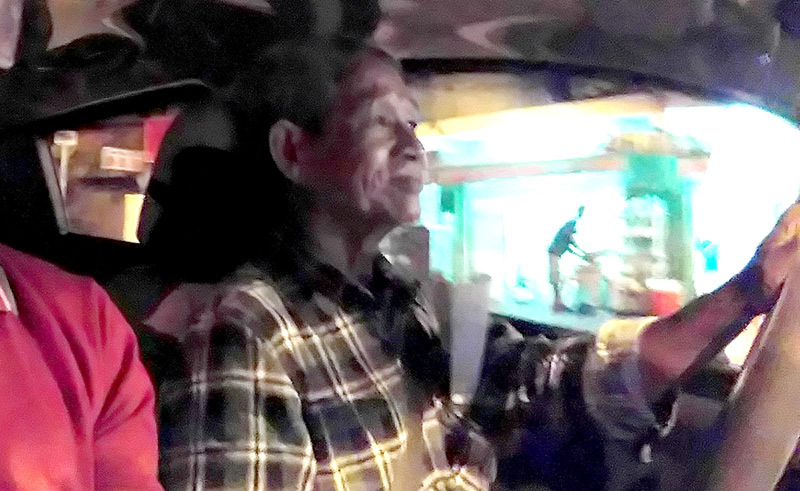 U70 lái Uber, chạy Grab như tài xế sành công nghệ