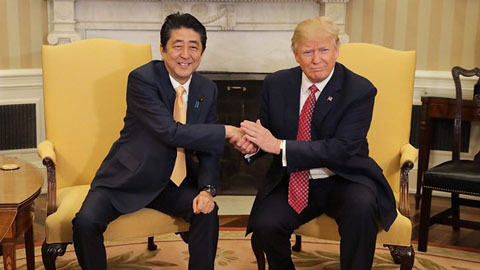 Ẩn ý của ông Trump đằng sau cái bắt tay dài 19 giây