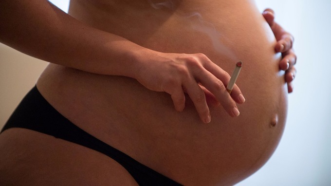 Mang thai hút thuốc con dễ điếc