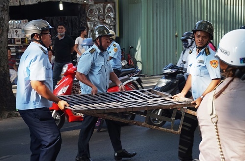 Lãnh đạo quận 1 ra đường “đòi” lại vỉa hè cho người đi bộ