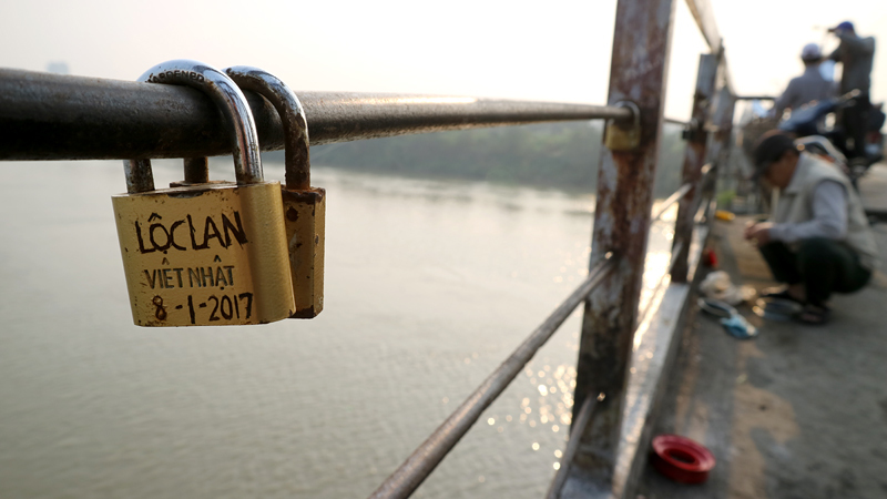 'Tình yêu han gỉ' trên cây cầu trăm tuổi ở Hà thành