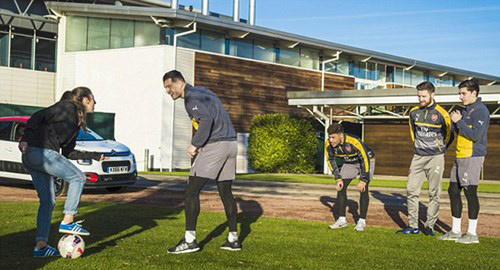 Chân dài 17 tuổi đi bóng qua hàng loạt sao Arsenal