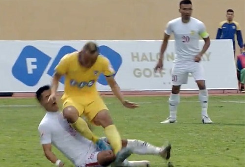 Bảo vệ quân, Công Vinh bị tố “hỗn” với cây đa cây đề