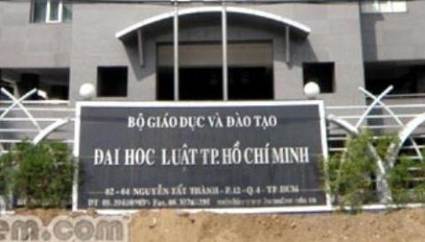 Photo 8 cuốn giáo trình: Đình chỉ học một năm là quá nặng?