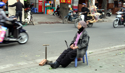 cụ bà vá xăm xe