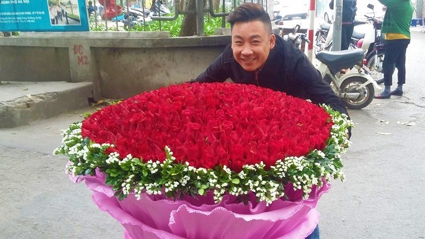 Chàng trai thuê xe chở bó hoa 1000 bông hồng tặng người yêu ngày Valentine