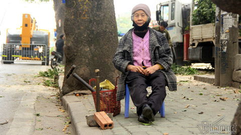 Cụ bà U90 sửa xe máy nhanh hơn thanh niên