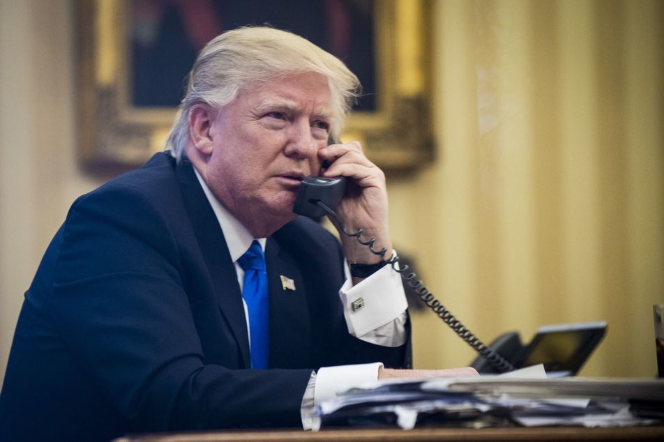 Quốc hội Mỹ muốn biết Trump đang dùng điện thoại gì