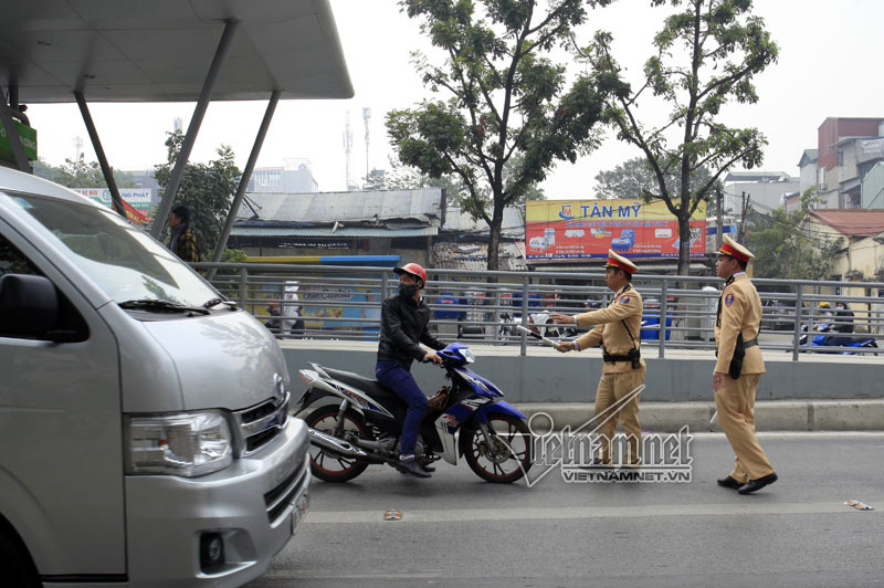 Ngơ ngác khi bị CSGT phạt đi vào đường buýt nhanh