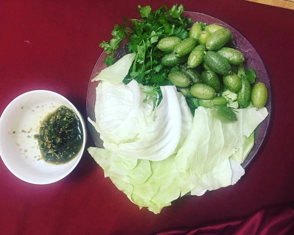 Chị em công sở chia nhau món chua lòm, chát xít đổi vị