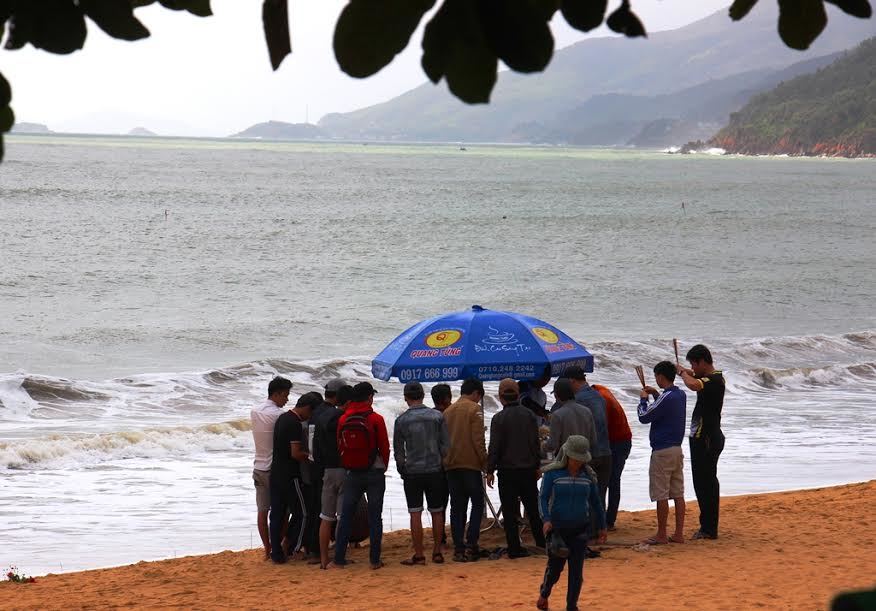 Tắm biển, 2 sinh viên mất tích trong đêm Valentine