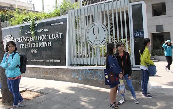 ĐH Luật TP.HCM cảnh cáo nữ sinh photo 8 cuốn tài liệu