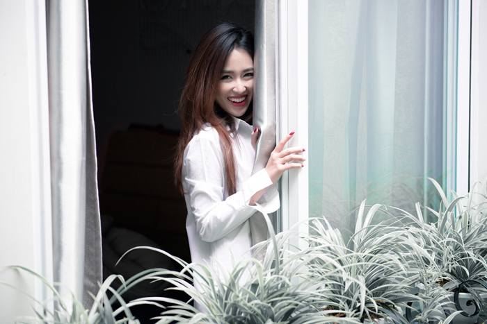 DJ Trang Moon gợi cảm hết cỡ dù chỉ mặc sơ mi