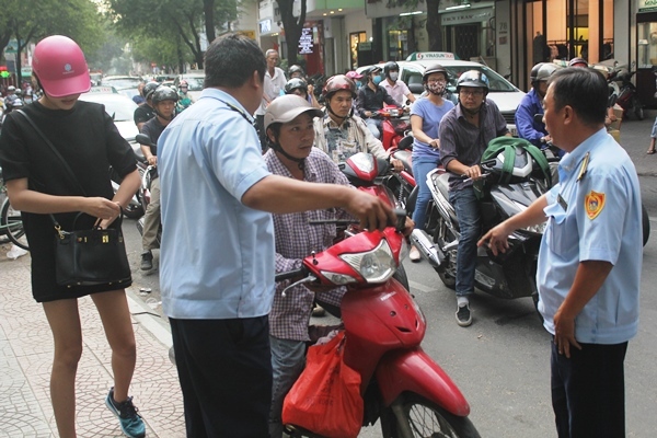 Vụ 'đòi' vỉa hè Sài Gòn: Trong 2 giờ phạt 108 người vi phạm