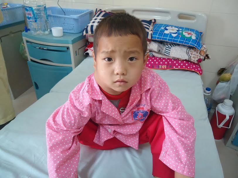 Sự sống mong manh của bé trai mắc bệnh hiểm nghèo, không tiền phẫu thuật