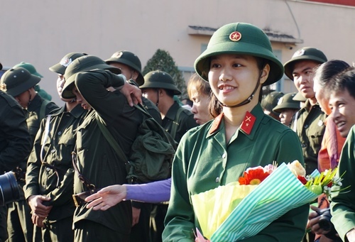 5 cô gái Sài Gòn rạng rỡ trong ngày đầu nhập ngũ