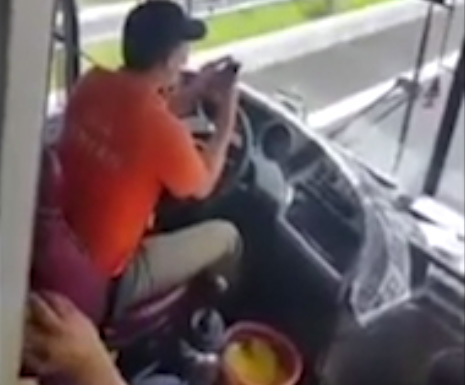 Tài xế vừa lướt facebook, vừa phi xe với tốc độ chóng mặt