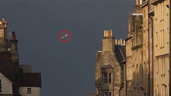 Những hình ảnh kỳ quặc về UFO trên bầu trời Pháp