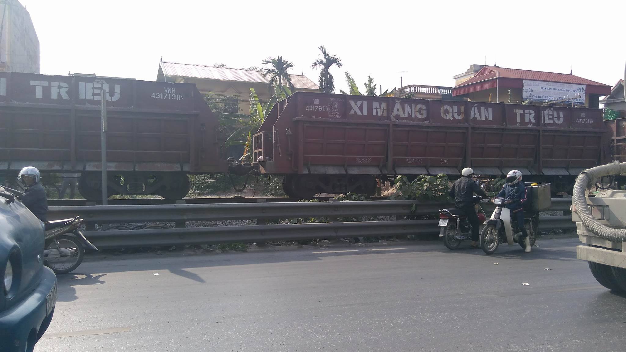 Cố băng qua đường sắt, người đàn ông bị tàu húc văng