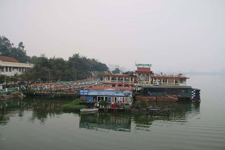 Hà Nội yêu cầu tháo dỡ nhà nổi ở hồ Tây