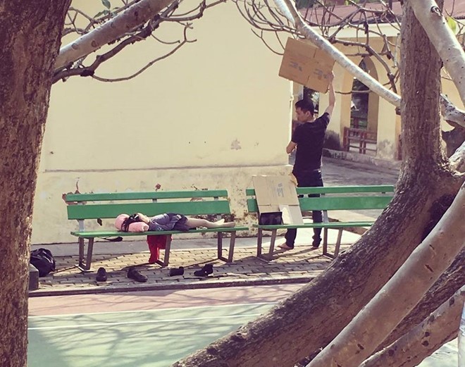 Clip người cha loay hoay che nắng cho con gái ngủ trên ghế