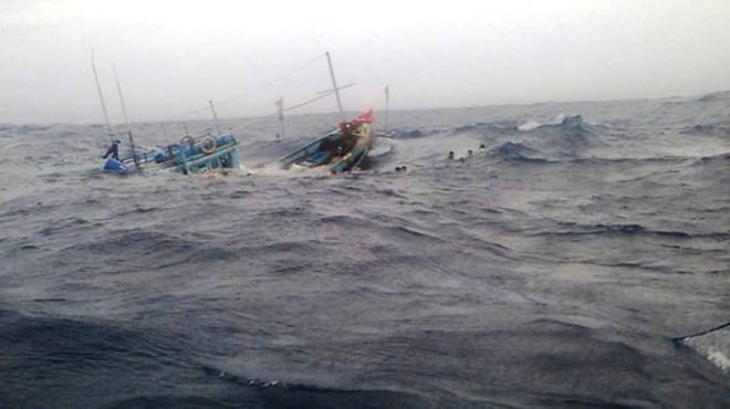 Tàu chìm do sóng lớn, 8 người thoát chết trong gang tấc