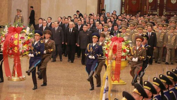 Kim Jong-un xuất hiện với vẻ mặt buồn rầu