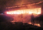 Cháy lớn ở xưởng gỗ ngoại ô Sài Gòn