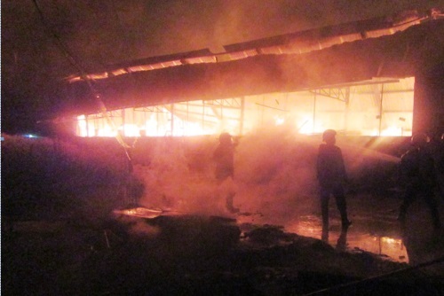 Cháy lớn ở xưởng gỗ ngoại ô Sài Gòn