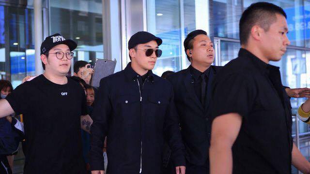 Fan Việt xếp hàng dài chào đón Seung Ri (Big Bang)