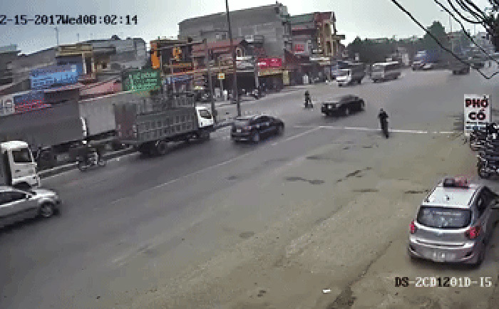 Sang đường bất cẩn, xe máy khiến 2 ô tô gặp nạn.