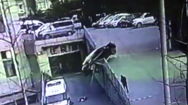 Tai nạn ô tô kinh hoàng giáng xuống 2 mẹ con