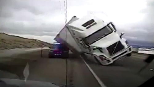 Gió thổi bay xe tải trên cao tốc đè nát ô tô cảnh sát